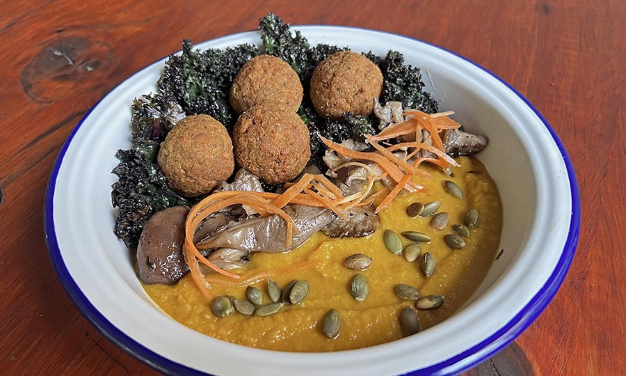 Notable falafel con hummus y champiñones