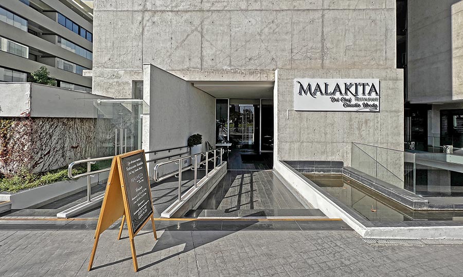 Fachada del restaurante Malakita en el hotel Petra La Dehesa