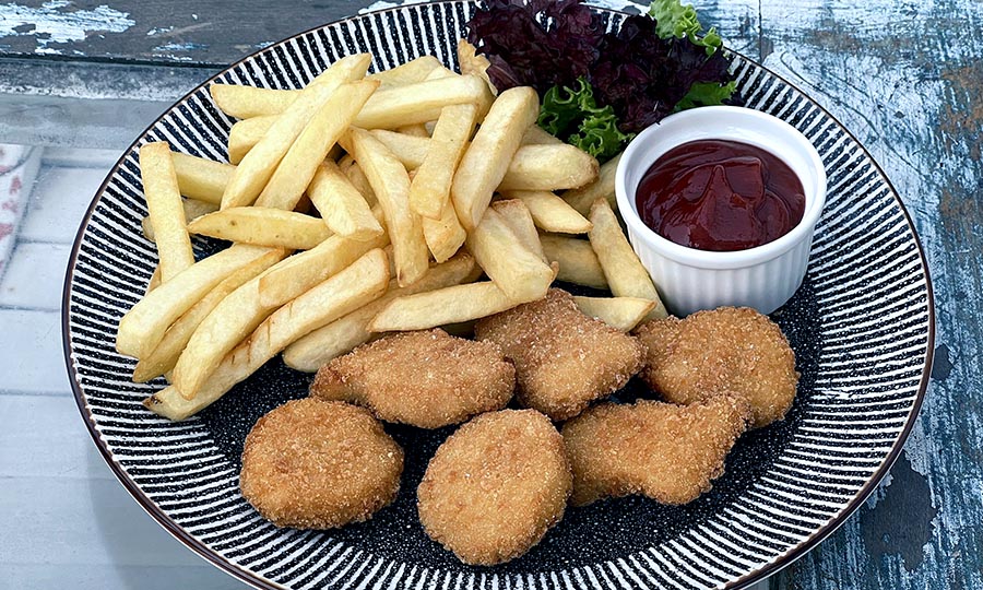 Nugget con papas fritas, el palto de nios