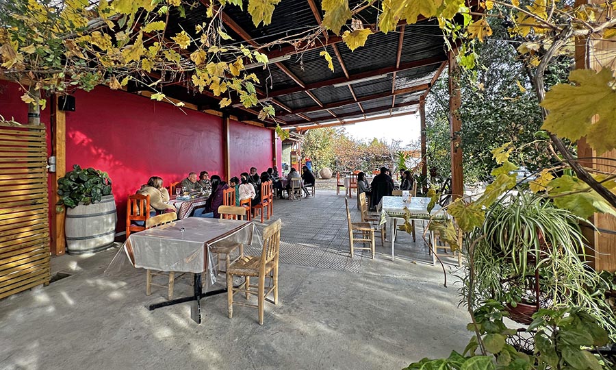 Terraza y mesas experiores en Saln interior principal en La Bodeguita de Muoz 