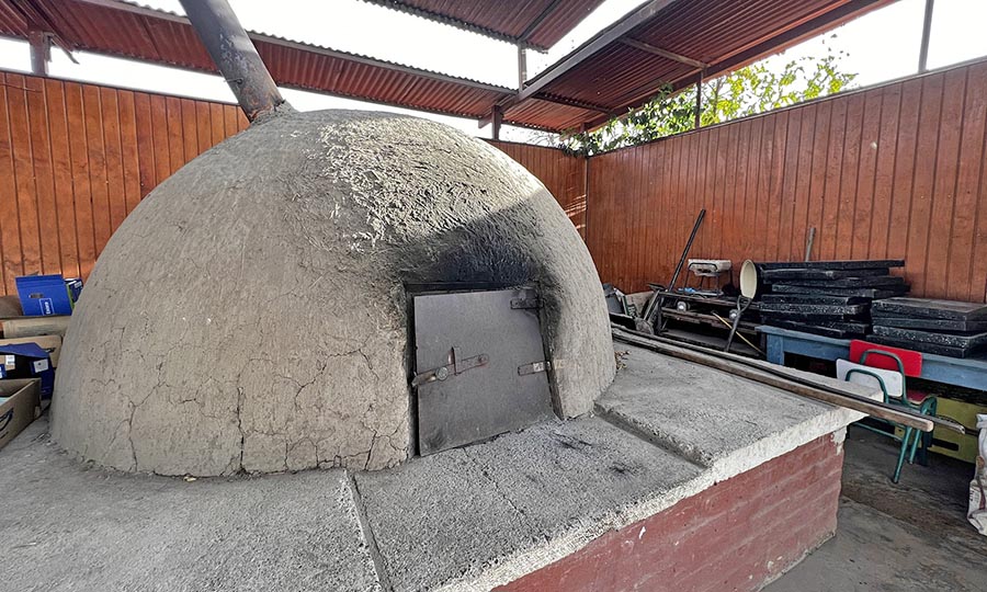 El horno chile de campo de Terraza y mesas experiores en Saln interior principal en La Bodeguita de Muoz 