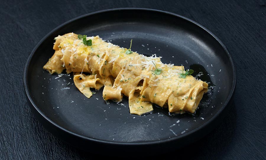 Pappardelle al huevo con salsa de erizos - Casa Santa Brasa Vitacura