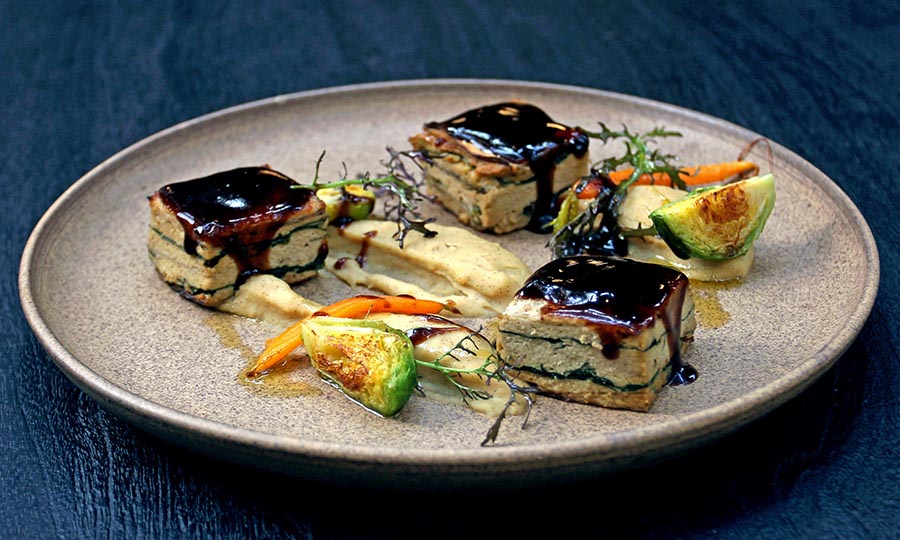 Terrina de berenjena con baba ganoush y pur de garbanzo a la vainilla - Casa Santa Brasa Vitacura