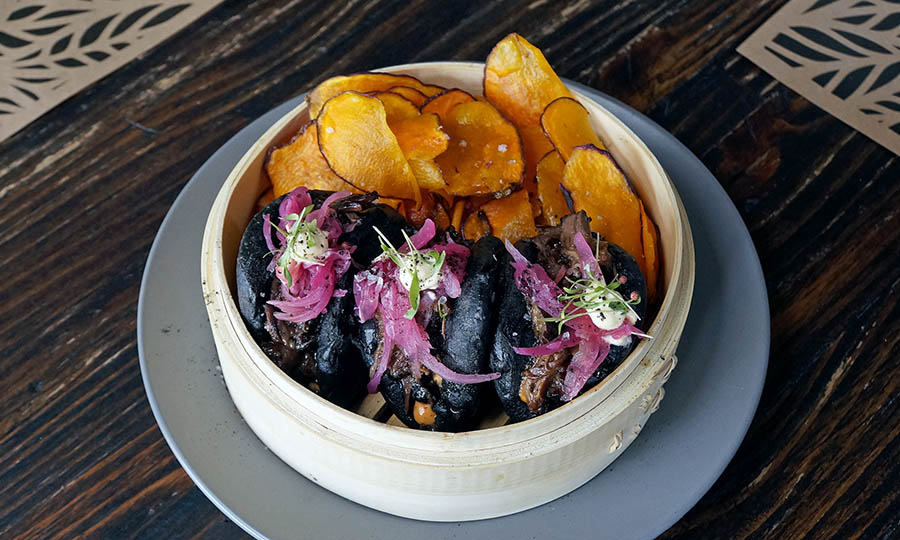 Baos negros de carnitas