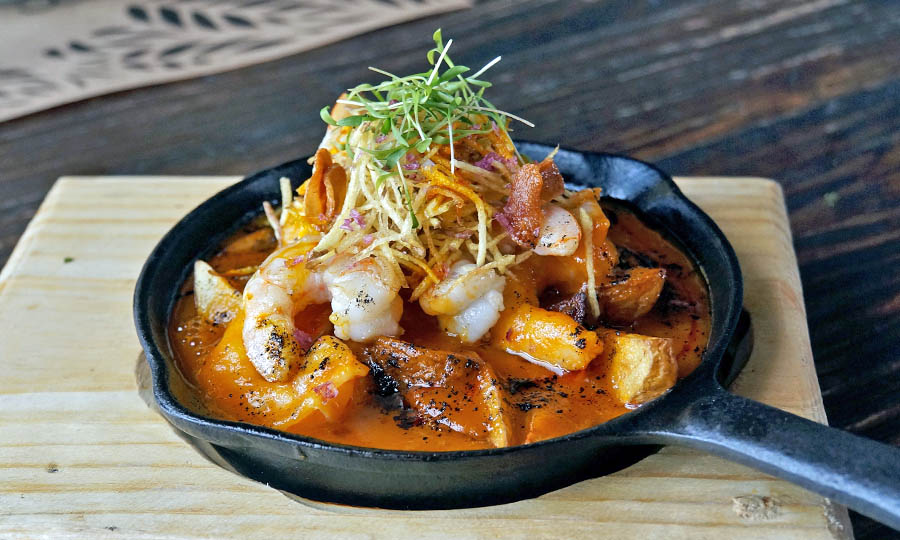 Camarones al fierro y papas fritas en salsa mediterrnea 