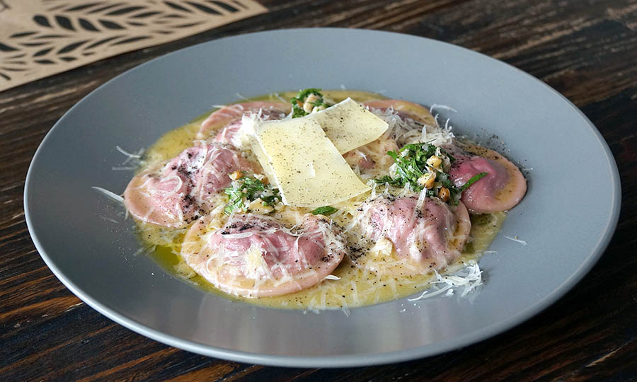 Panzottis con relleno de beterraga y salsa de matequilla