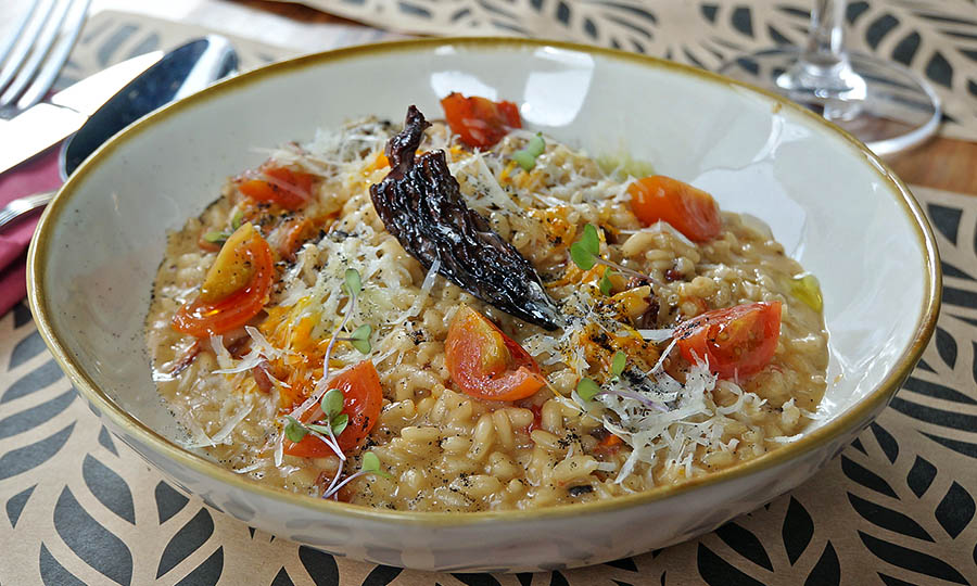 Risotto de morchella y tomatitos confitados