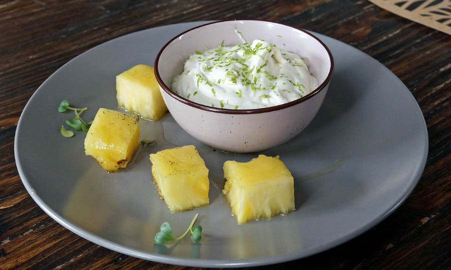 Postre de Pia asada y crema montada con ralladura de limn