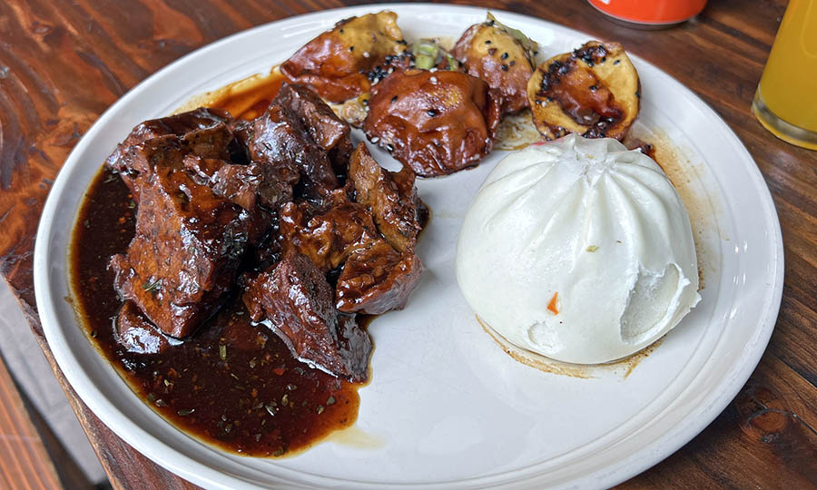 Un plato con selección de tres opciones