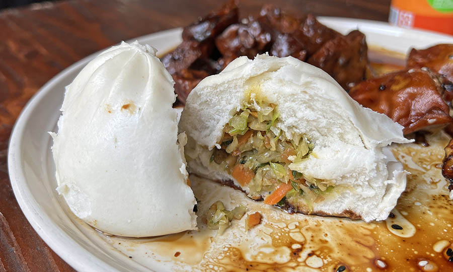 Un plato con seleccin de tres opciones  - Holy Bao