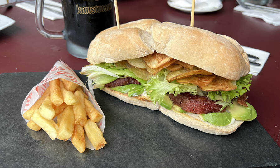 Sandwich de pernil frito con cebolla, lechuga, papas chip y mayo - Bierstube - Club Manquehue