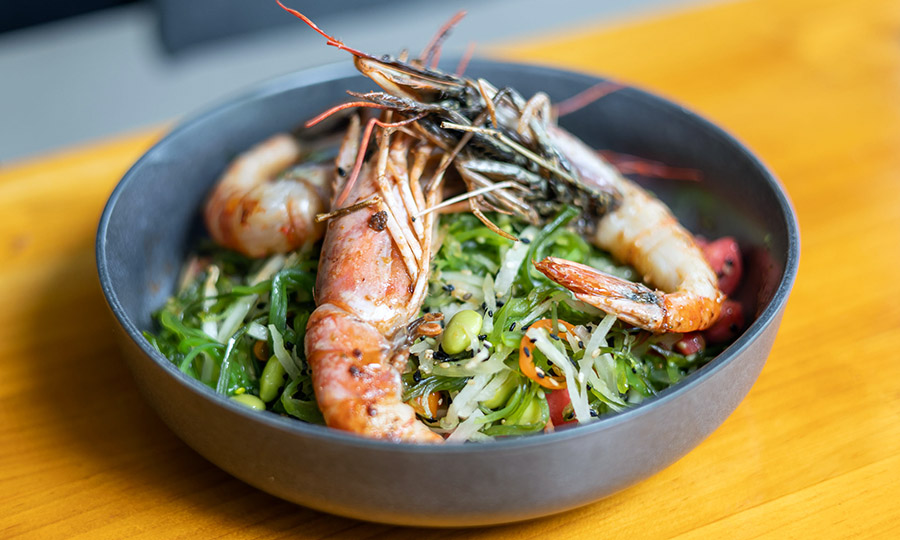 Ensalada Wakame Sarada, con langostinos 