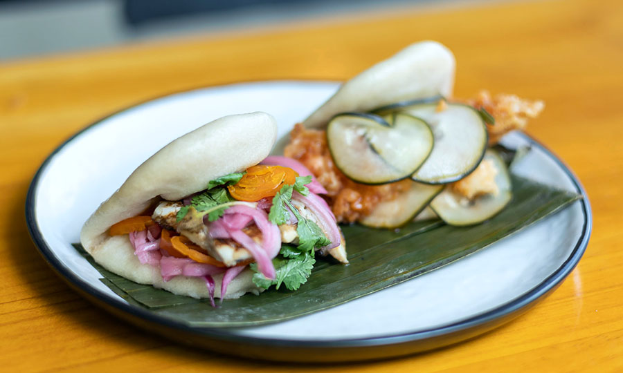 Bao Buta (pescado) y Bao Karaage (pollo frito)