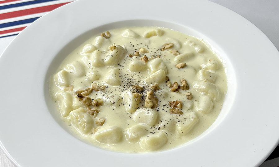 oquis en salsa de queso con nueces