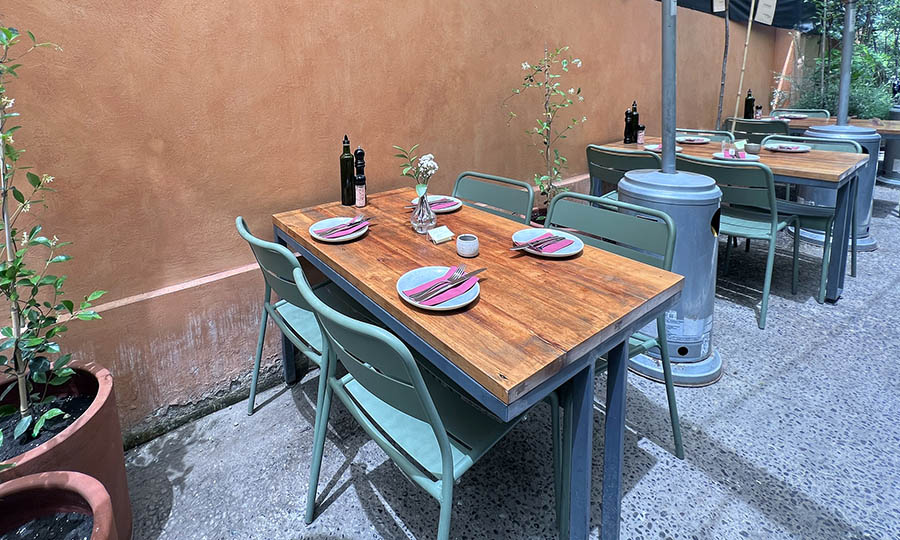 Pasillo longitudinal con sus mesas en Terraza frontal de La Bottega Gandolini