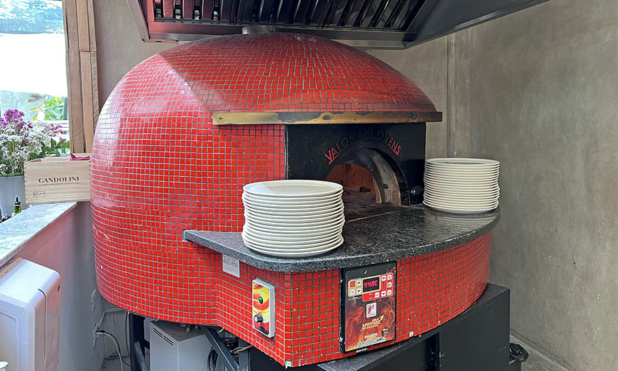 Saln principal de La Bottega Gandolini con el bar y el horno pizzero - La Bottega Gandolini