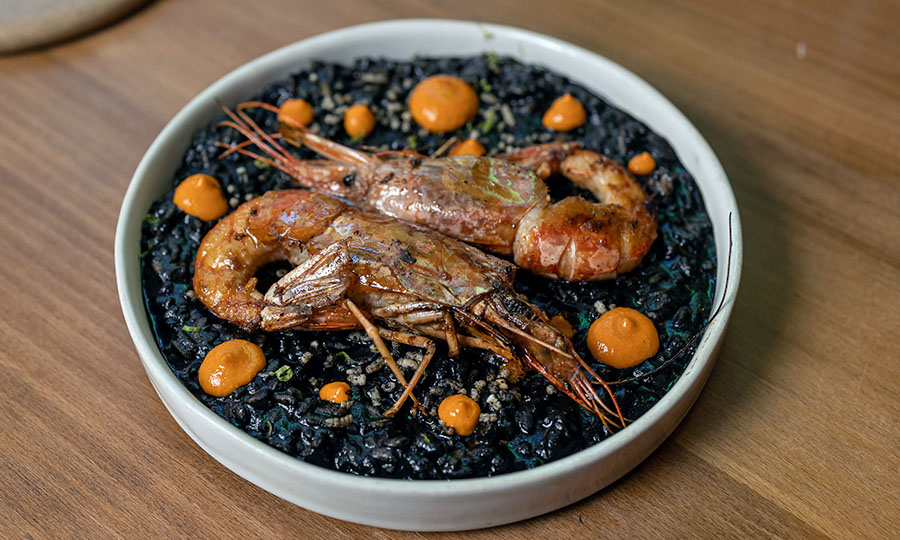 Arroz negro y langostinos