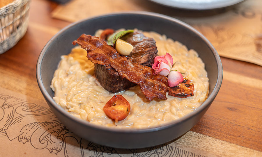 Filete con orzo al roquefort