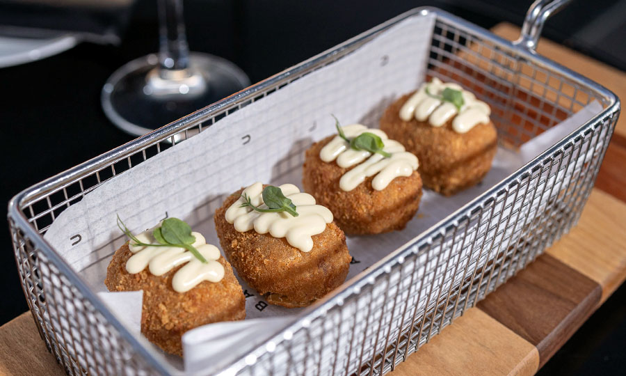 Croquetas de jamn serrano - Luna Bar AC Hotel