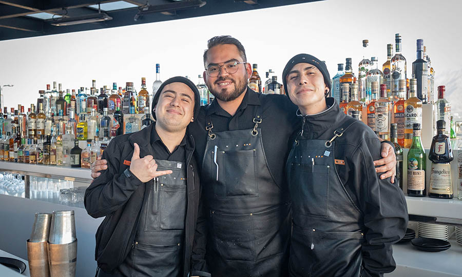 Parte del equipo de bar y cocina de Luna Bar (Noviembre 2023)