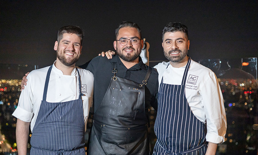 Parte del equipo de bar y cocina de Luna Bar (Noviembre 2023)