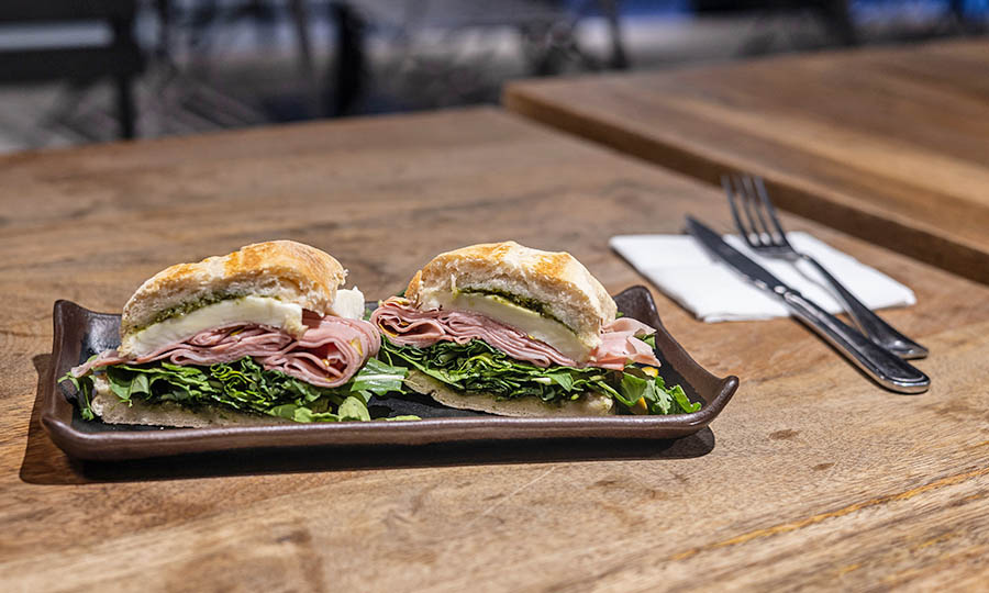Sandwich de mortadela con rcula, queso y pesto