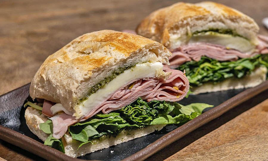 Sandwich de mortadela con rcula, queso y pesto - La Fiambrera - MUT