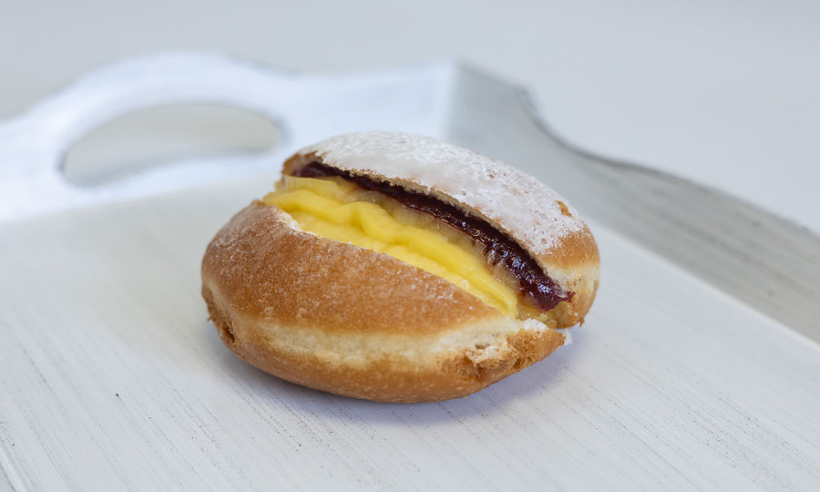 Berln con mermelada de frambuesa y crema pastelera