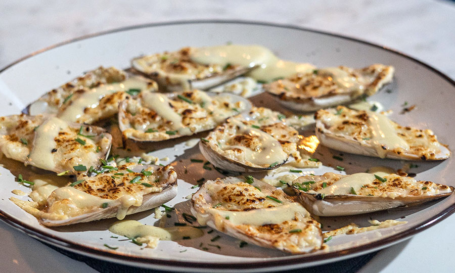 Machas parmesana con emulsin de aj verde fermentado - Bar de Ro en Borde Ro