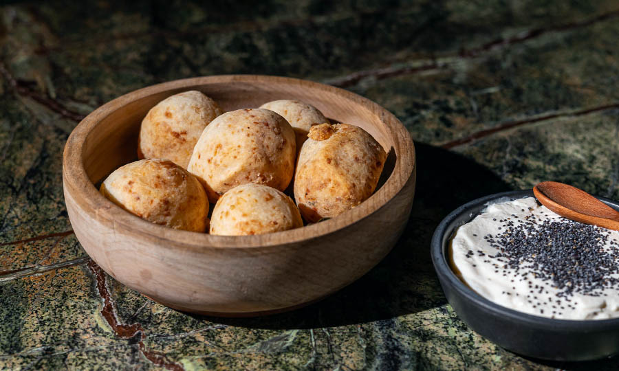 Pan de queso, con Dip Labneh de kefir (aparte)