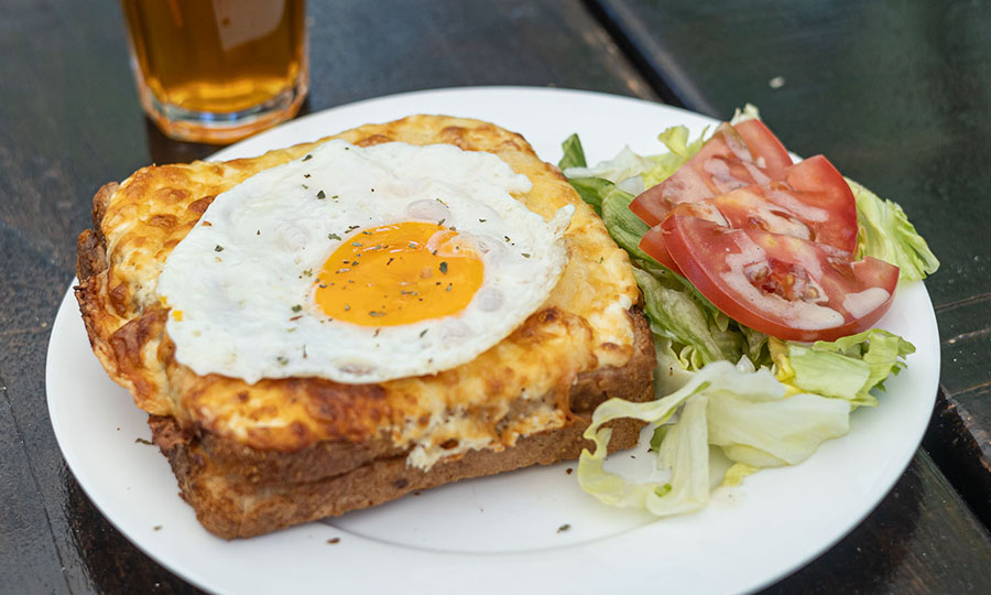 Croque Madame, con huevo frito