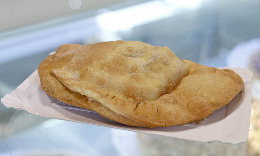 Empanada frita de camarn queso