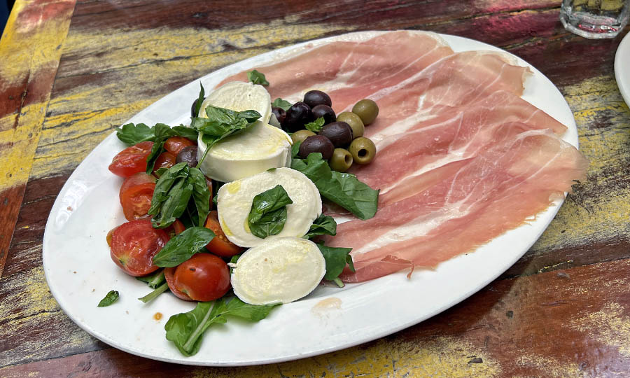 Ensalada San Danielle y Bfala - Tiramis