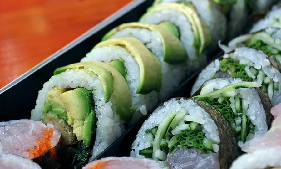 Maki palta camarón furai, cebollín con salsa de te Oolong