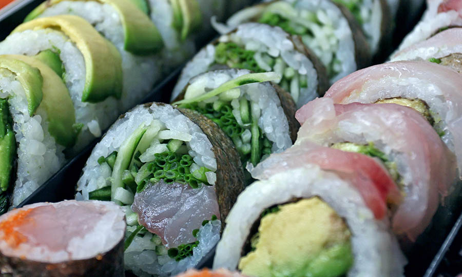 Futomaki de pescado de roca con ciboulette y pepino. - Do Sushi