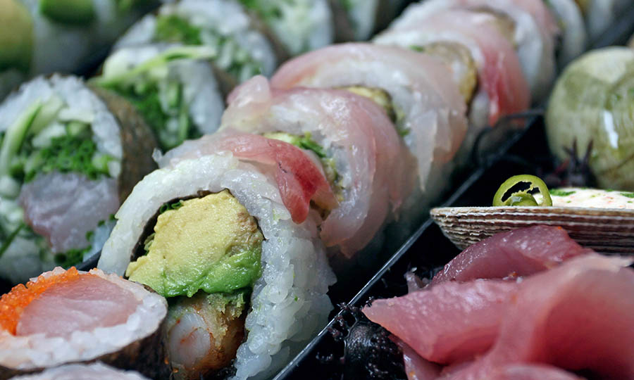 Maki camarón furay, palta, ciboulette y pescado de roca.