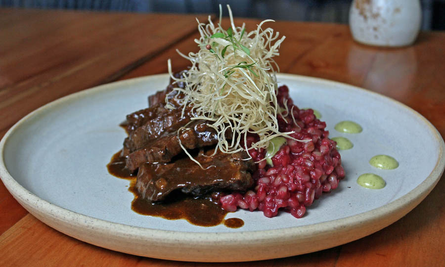 Asado de tira con trigoto de betarraga