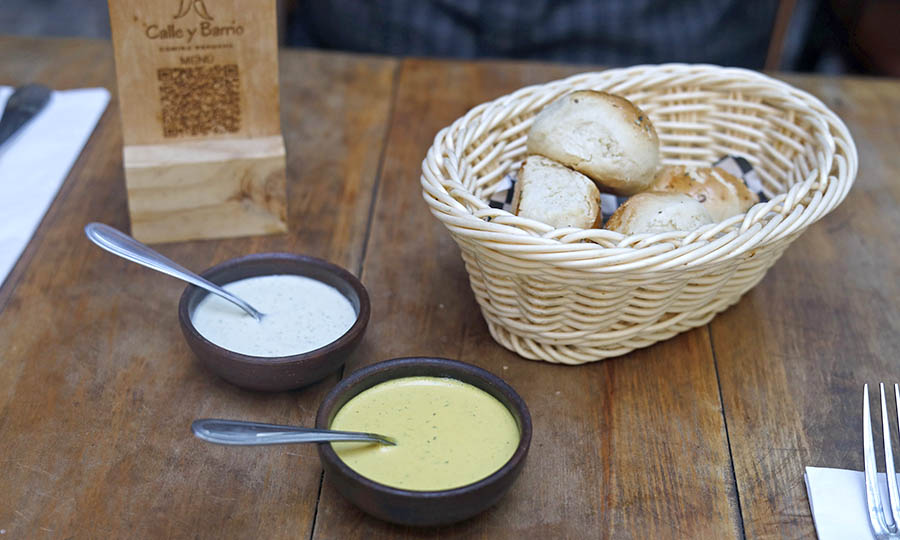 Clsica postura de mesa peruana con sus panecillos y salsas - Calle y Barrio