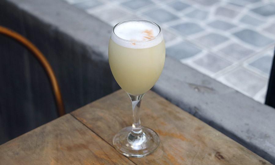 Pisco sour peruano de la casa