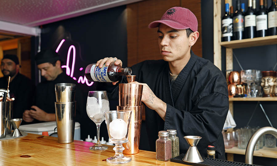 El bartender en accin - Kansui Shio Bar