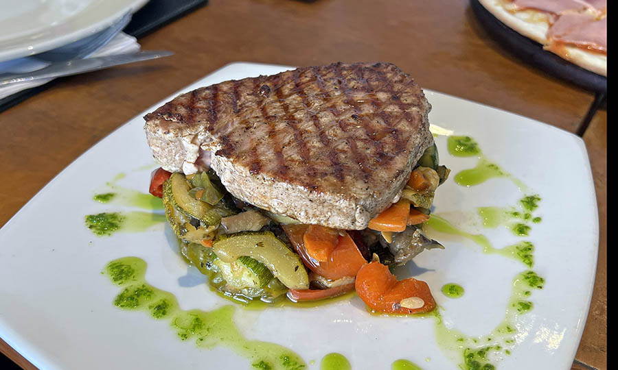 Ensalada de atún grille con verduras salteadas