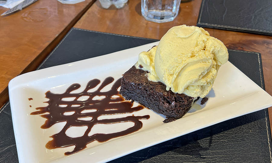 Brownie con helado - La Pizzarra