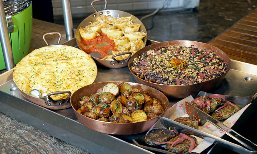 Parte del mesón de guisos y acompañamientos mediterráneos