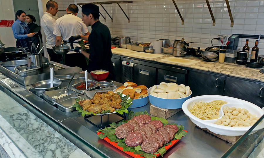 Estación de hamburguesas y pescados a la minuta