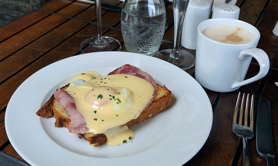 Ya en mesa: Huevos benedictinos y latte