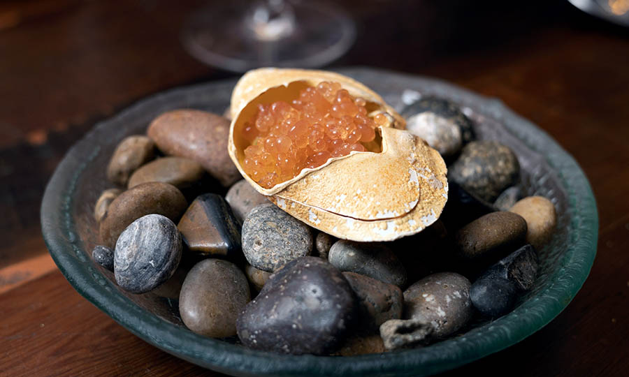 Chupe de jaiba con falso caviar de tomate