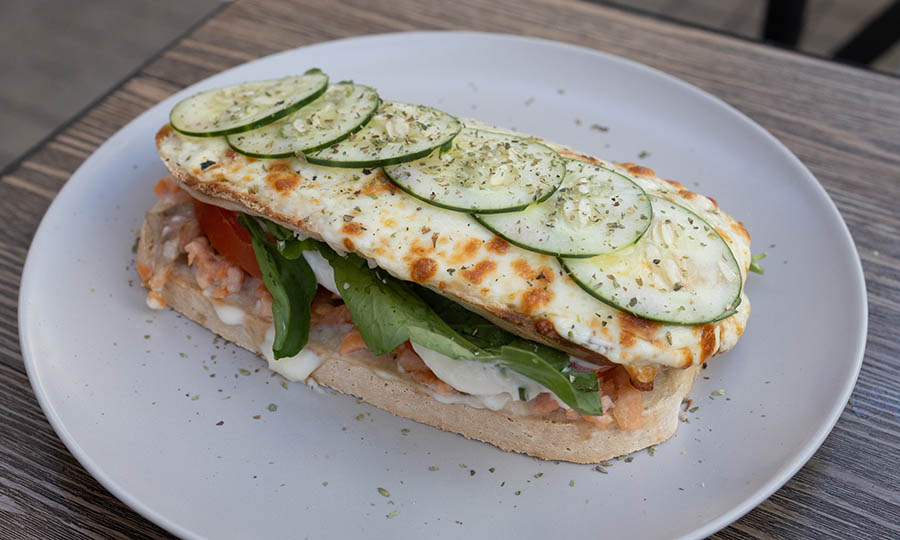 Reversión de un Sándwich croque con salmón y pepino