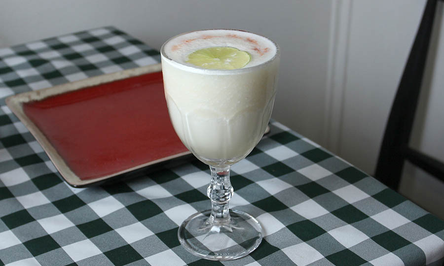 Pisco sour de la casa, en copa