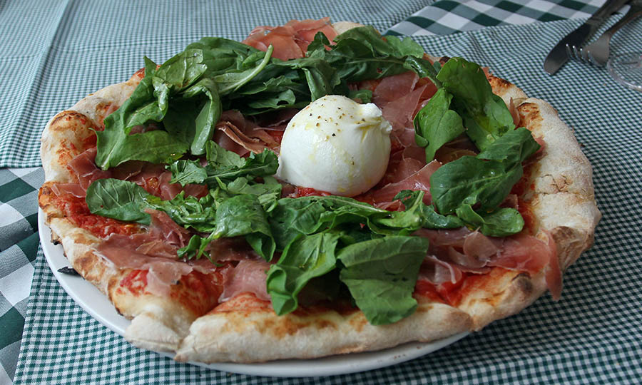 Pizza rúcula y burrata