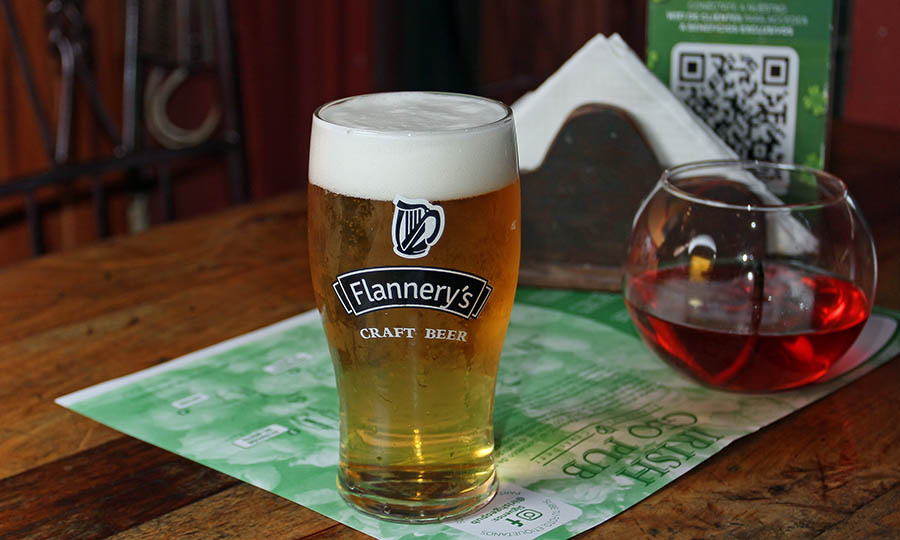 Schop Tubinger en Flannerys - Irish Geo Pub Flannerys - Encomenderos